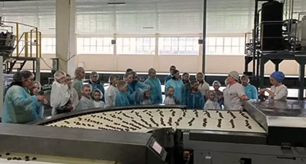 为40名儿童举办的糖果工厂参观活动